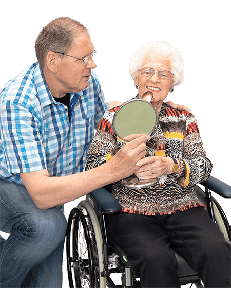 heer hurkend en dame in rolstoel met spiegel