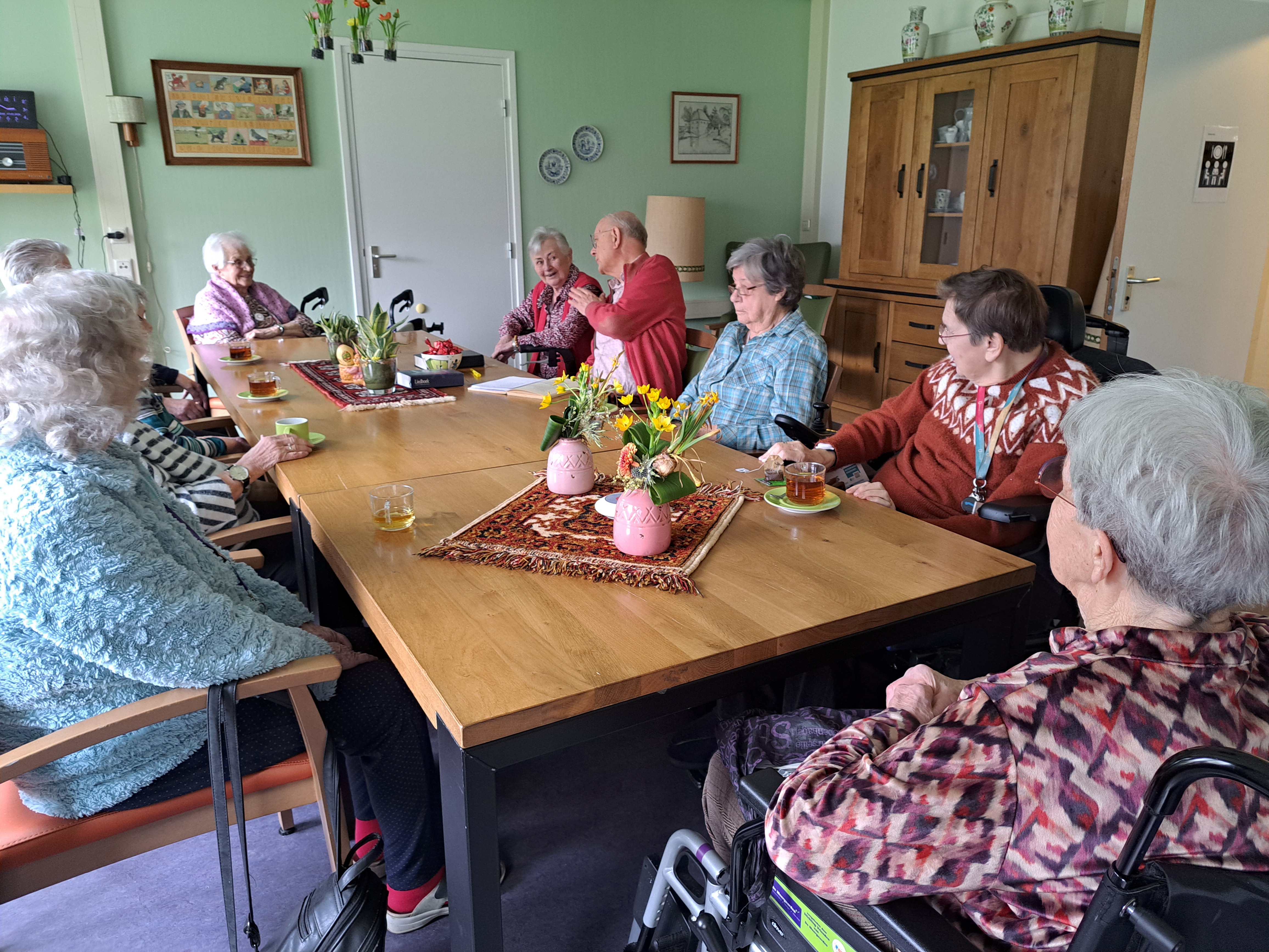 Vrijwilliger Jan met enkele bewoners van De Meergaarden