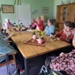 Vrijwilliger Jan met enkele bewoners van De Meergaarden