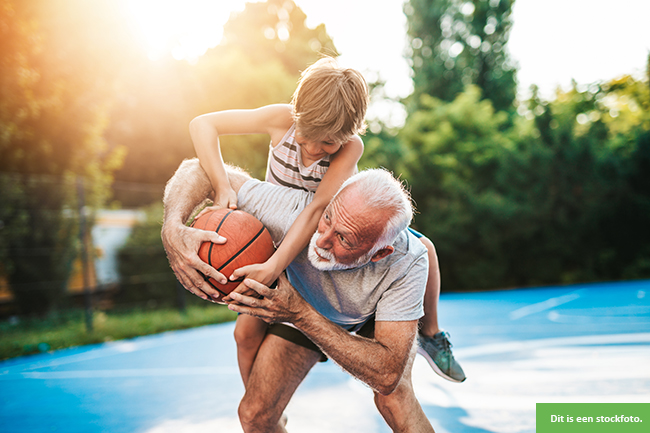 Jongen Met Opa Aan Het Basketballen Stockfoto